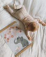 Indlæs billede til gallerivisning A3 Elefant stamtræ personlig plakat af Willero i rosa med ramme familieplakat med baby
