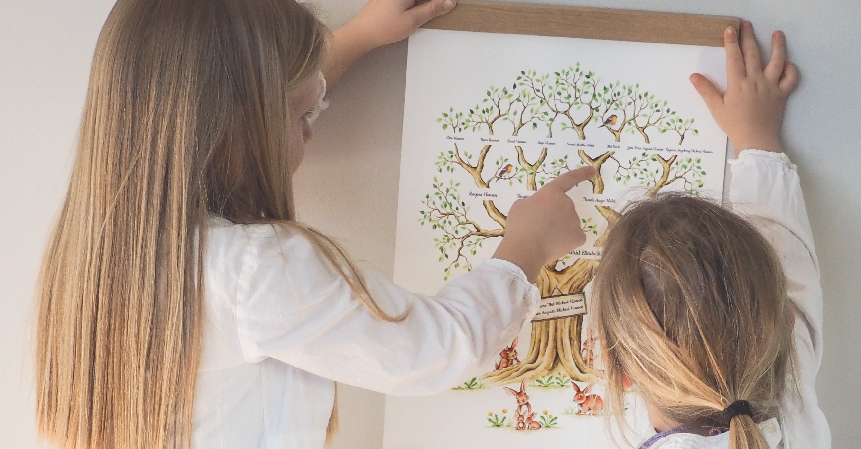 Børn med personlig gave og stamtræ fra Evrlily. unik barnedåbsgave