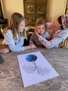 familien hygger sig og udfylder et tomt stamtræ sammen