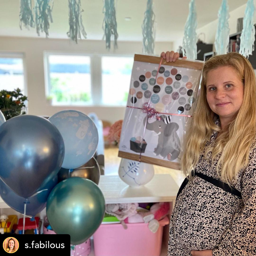 Miljøbillede fra babyshower af A3 Elefant stamtræ personlig plakat af Willero i rosa familieplakat barnedåbsgave gave til bedsteforældre