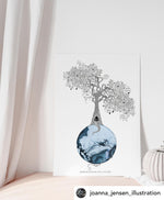 Indlæs billede til gallerivisning Miljøbillede stamtræ personlig plakat familieplakat i blå akvarel generationstræ lav dit eget stamtræ Joanna Jensen
