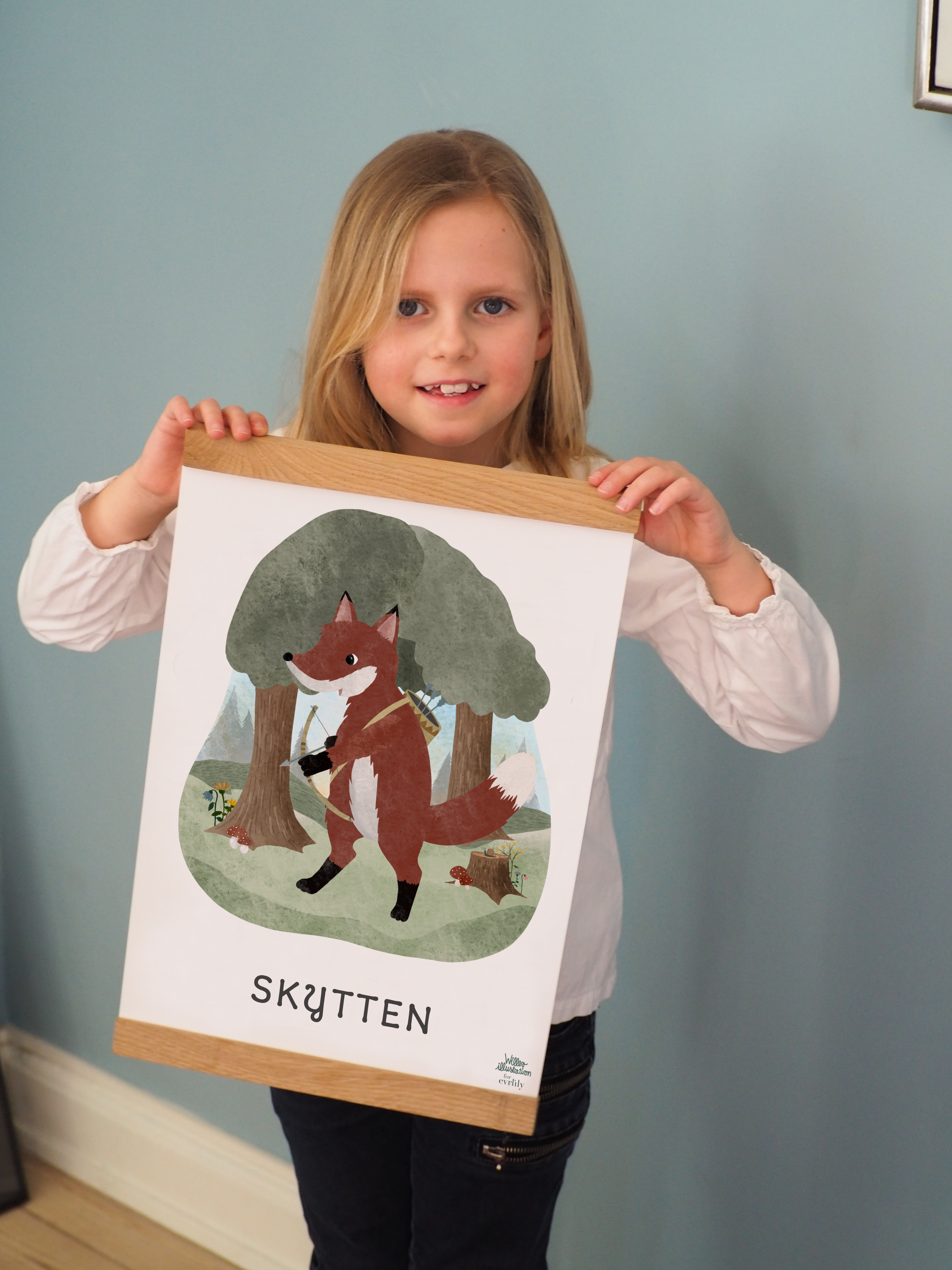 Kær pige holder en personlig plakat med stjernetegnet skytten.